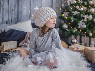 kislány karácsonyfa előtt
