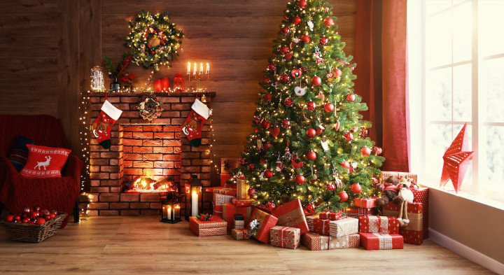 piros karácsonyfa kandallóval